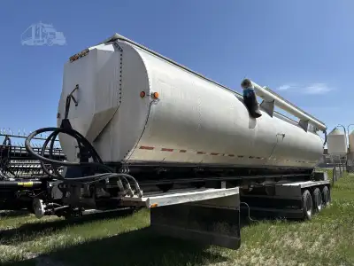1991 WALINGA Pneumatic / Dry Bulk 9 Compartment Tank Trailer This used aluminum semi-trailer is desi...