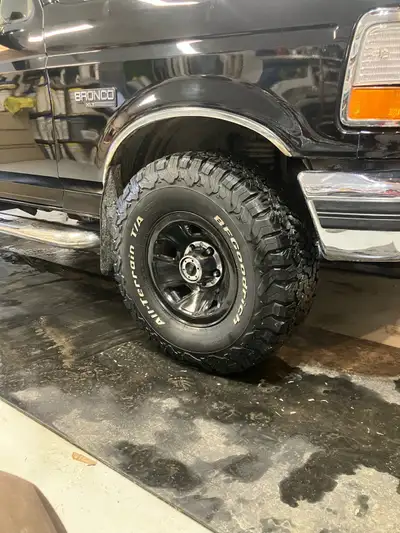 32 x 12.5 x 15“ do you have good rich tires, they have about 5000 km on them. There’s absolutely not...
