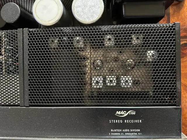 McIntosh Mac1700 stereo receiver in Stereo Systems & Home Theatre in Kingston - Image 6