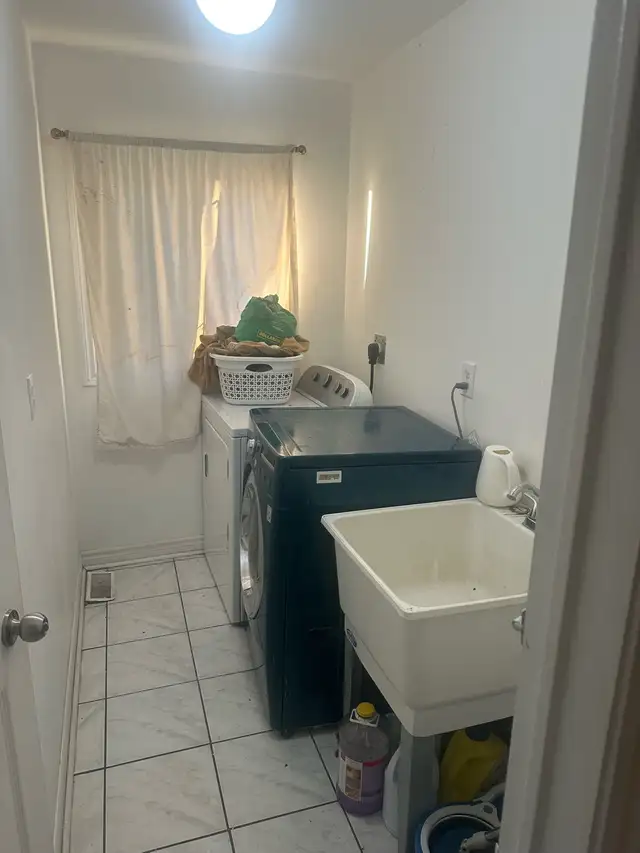 Room for Rent in Room Rentals & Roommates in Mississauga / Peel Region - Image 6