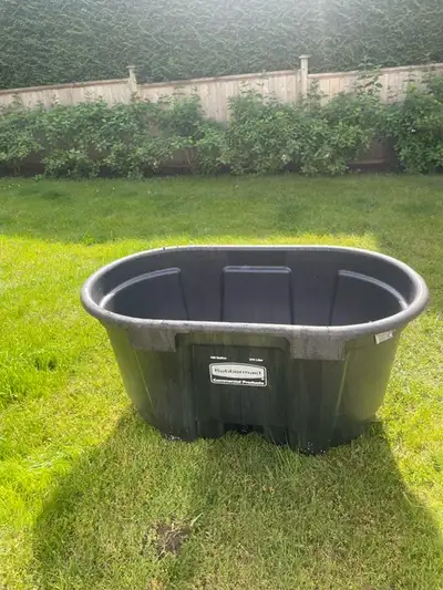 378 litre Rubbermaid plunge tub with drain and cover.