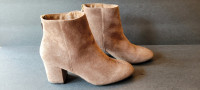 Like New Steve Madden Tan Faux Suede Gold Accent Booties Sz 9