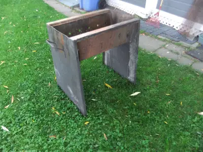 Barbecue pour fetes de familles et activitées extérieures utilisant charbon de bois et / ou briquett...