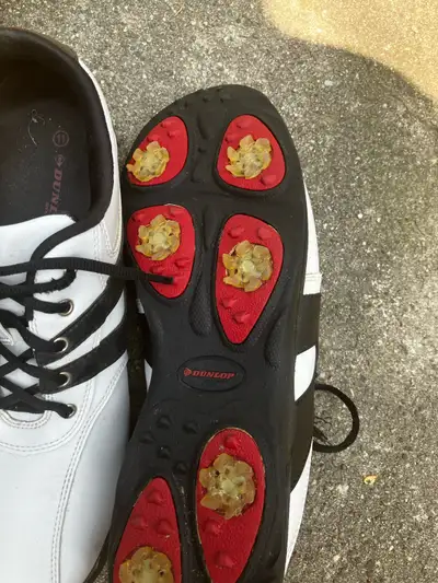 Step up your golf game with these Dunlop golf shoes! These shoes are a men's size 11 and feature rep...