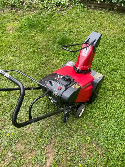 Get ready for winter with this dependable Honda HS621 single-stage snowblower, has been serviced, tu...