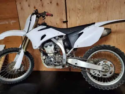 Yz 250 f four stroke dirt bike for sale. Bike starts and runs perfect. Lowering link installed Recen...