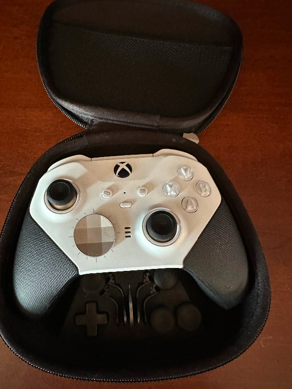 Xbox elite controller 2 white with carry case in XBOX One in Kingston