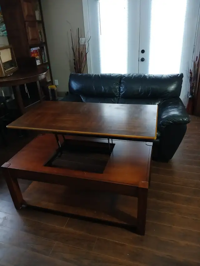 Extendable coffee table, in Coffee Tables in Charlottetown - Image 5