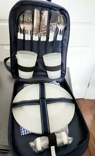 Sac à dos pour picnic (4 personnes) incluant un ensemble de jeux, View more