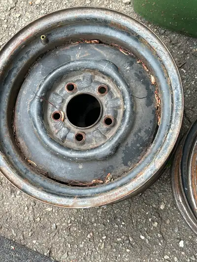 Came off older dodge 5 bolt hole 114.3 bolt pattern has a 71 mm center hole.