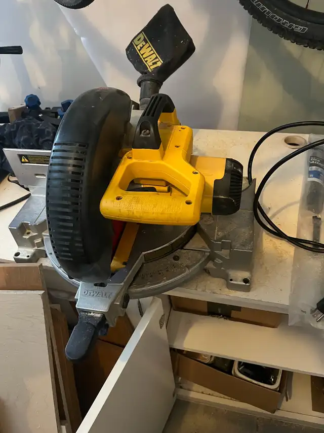 dewalt mitre saw dw713 in Power Tools in St. Catharines - Image 3