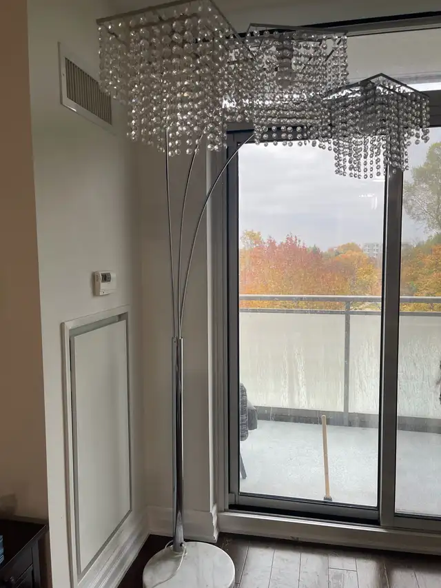 Floor lamp in Indoor Lighting & Fans in Markham / York Region - Image 2