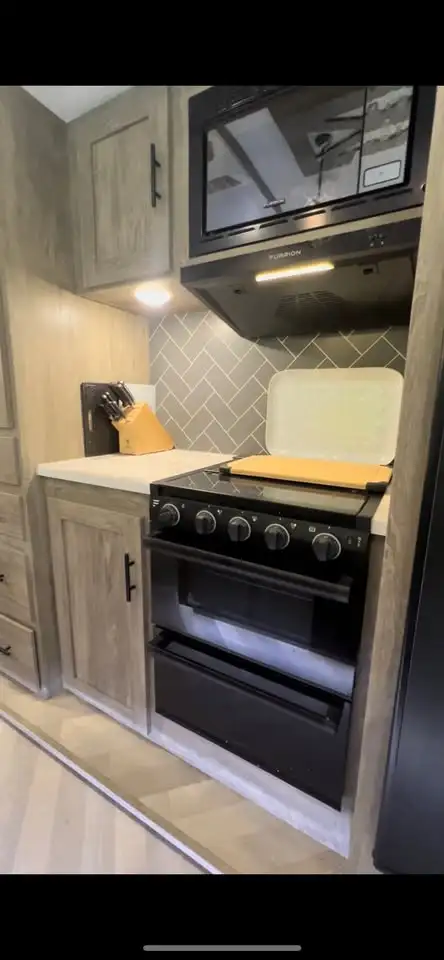 Modern and Beautiful 2021 Hemisphere 378FL Loft Camper in RVs & Motorhomes in Regina - Image 8