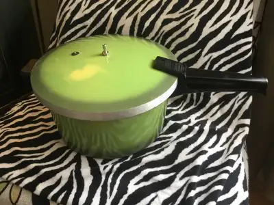 PRESTO PRESSURE COOKER AVOCADO GREEN Vintage 1970 (new), View more