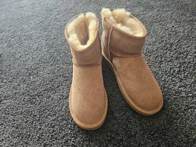 Uggs mini woman's size 7, View more
