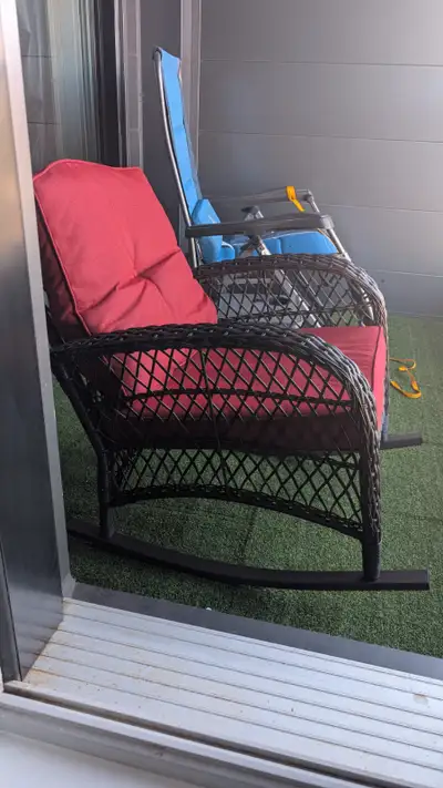 Chaise berçante neuve prise au Rona. Je viens de la construire, mais finalement je ne veux pas deux...
