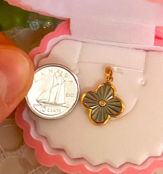 18 K yellow gold Clover pendant. brand new in Jewellery & Watches in City of Toronto - Image 2