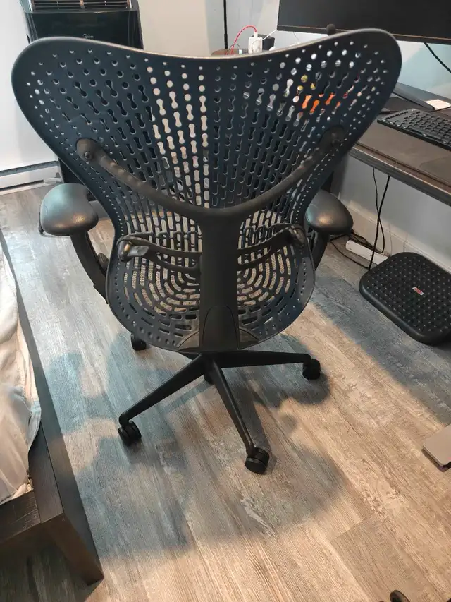 Herman Miller Chair in Desks in Gatineau - Image 3
