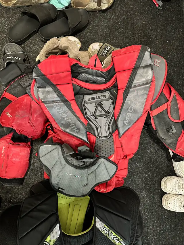 Goalie equip for sale in Hockey in Lloydminster - Image 6