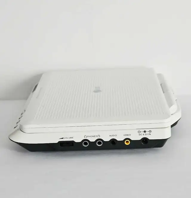 LG Portable DVD Player Model: LPA-735  7"- Screen- PLS. READ DES in General Electronics in City of Montréal - Image 7