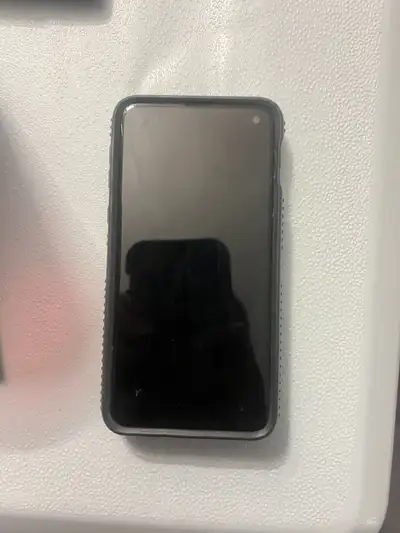 Great condition Samsung Galaxy S10e cell phone. Comes with a charging adapter, cord, and a case w/ a...