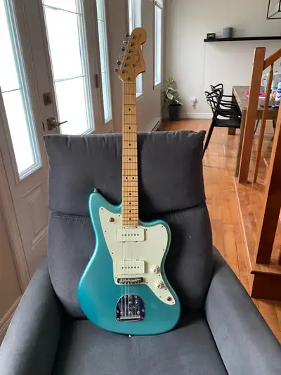 Je vends ma Fender Jazzmaster American Professional de 2017 dans une magnifique finition Mystic Seaf...