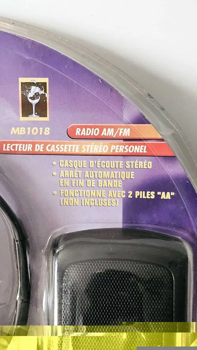 Memorex Personal Portable AM  FM Stereo Cassette Player  in General Electronics in City of Montréal - Image 7