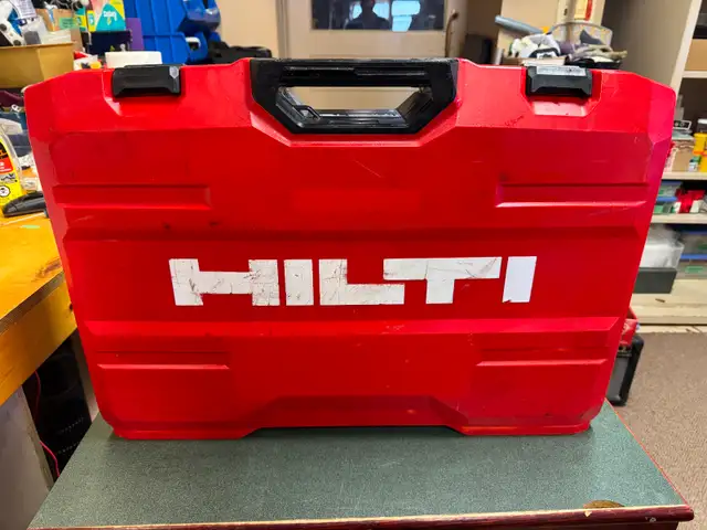 HILTI SDS MAX TE 70-ATC Rotary Hammer Drill with Bits in Power Tools in Oakville / Halton Region - Image 4
