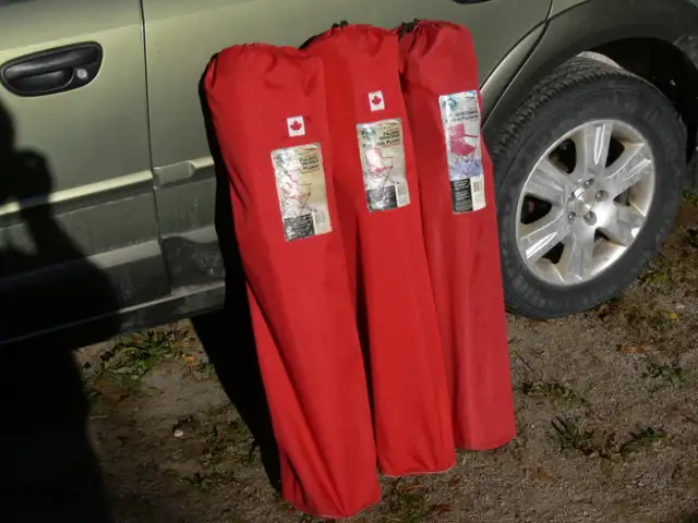 Maple Leaf Folding Arm Chair Ozark Trail Red in Fishing, Camping & Outdoors in Owen Sound - Image 5