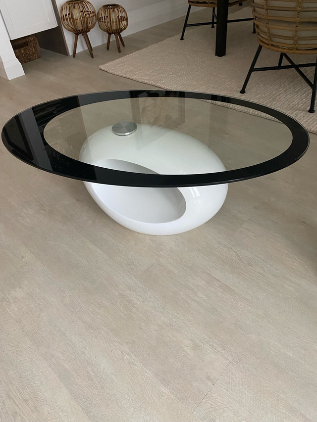 Modern coffee table in Coffee Tables in Owen Sound - Image 2