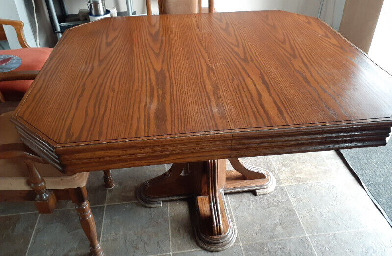 Solid Oak Dining Room table w leaf and 4 chairs (1 a captain) Dining