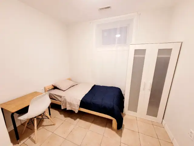 Bright high ceiling basement Room63013096547585120