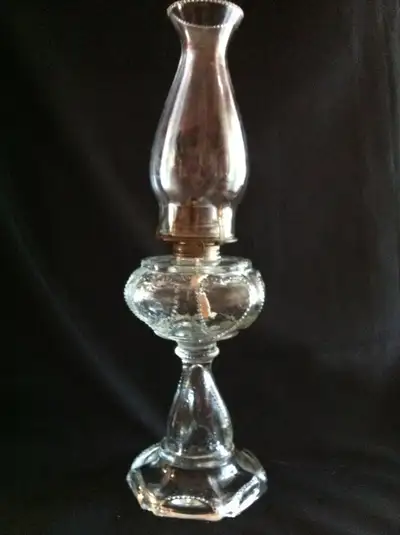 A BEAUTIFUL FUNCTIONAL CLEAR GLASS ANTIQUE OIL LAMP WITH HEART SHAPE DESIGN. IT IS IN PERFECT WORKIN...