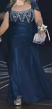 Dresses ( Evening 5 of them between size (10-16) in Women's - Dresses & Skirts in City of Montréal - Image 3