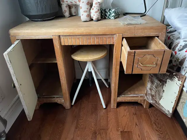 RÉDUIT*  meuble d’appoint antique en bois + tabouret IKEA in Dressers & Wardrobes in City of Montréal - Image 3