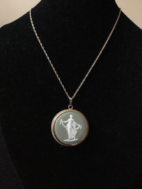 WEDGWOOD CAMEO PENDANT 14K GOLD GREEN JASPER