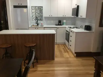 Appartement 3½ entièrement meublé dans le Vieux Ste-Rose. Inclus: électroménagers, foyer au gaz, dou...