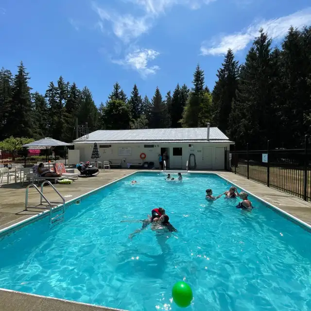 Parksville/Qualicum Beach Over-Winter Glamping in British Columbia in Canada - Image 5