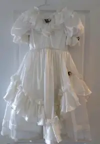 A white dress for a flower girl 4 to 6 years old .almost new .