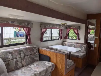 This 2000 Salem Fifth Wheel travel trailer features one functional slide-out to maximize your living...