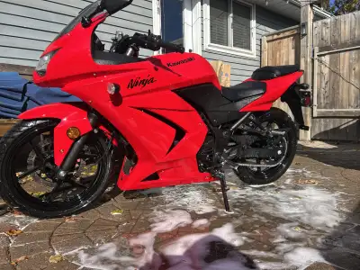 This bike is Brand New only has 327 km not even broken in yet! 2012’ Kawasaki Ninja 250R, Lowered, a...
