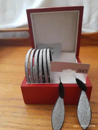 BRACELETS AND EARRINGS BOXED SET - NEW, View more