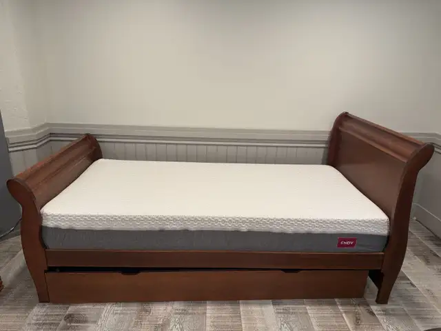 Twin Trundle Bed set - Solid wood in Beds & Mattresses in Kingston - Image 2