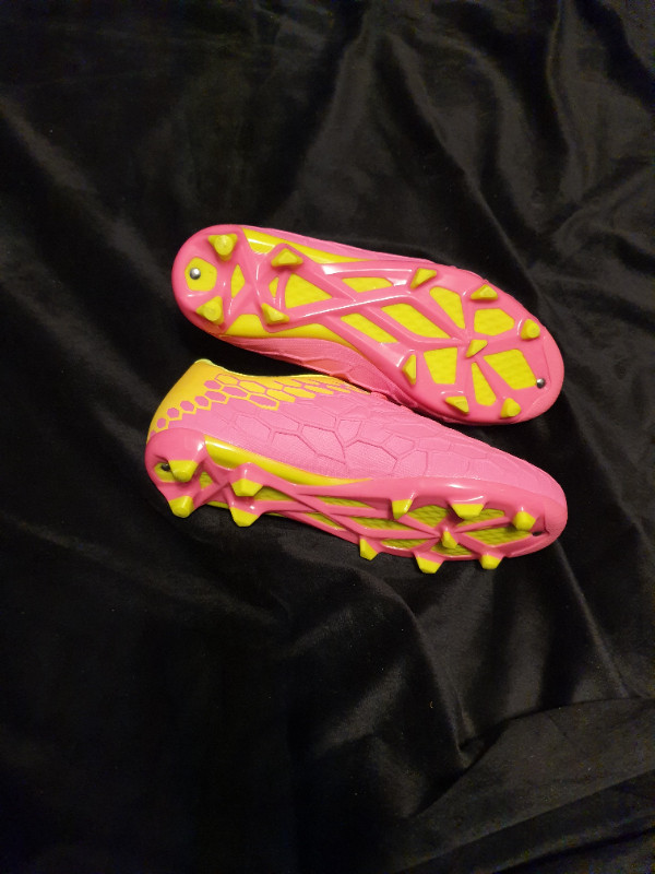 Girls Size 2 Hawkwell Outdoor Shoes in Soccer in Calgary - Image 3