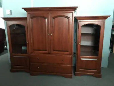 Meuble (commode) 250$ et 2 petits meubles vitrés 125$chaque, View more