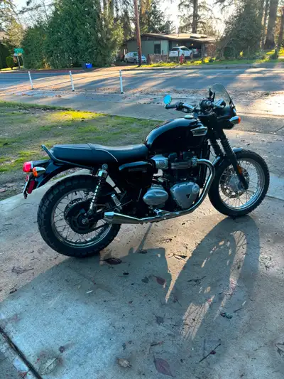 2017 Triumph T100. New tires, new Predator slip on mufflers, new short front fender and bar end mirr...
