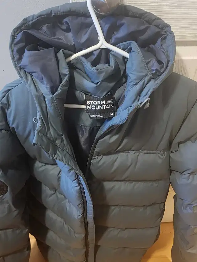 Men's hooded puffer jacket  in Men's in Calgary - Image 5