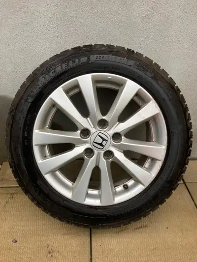 4 pneus d'hiver Michelin X-ICE SNOW 94H sur jantes d'aluminium HONDA original. Très bonne condition....