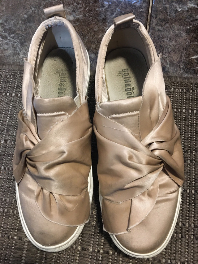 Gold & Gold peach satin shoes size 37 dans Femmes - Chaussures  à Ville de Montréal