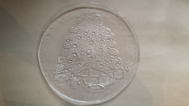 CLEAR GLASS PLATTER WITH CHRISTMAS TREE  DESIGN in Holiday, Event & Seasonal in Kitchener / Waterloo